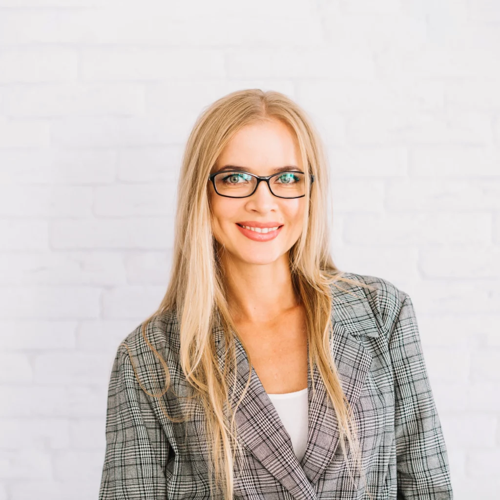 stylish-businesswoman-with-glasses (1)